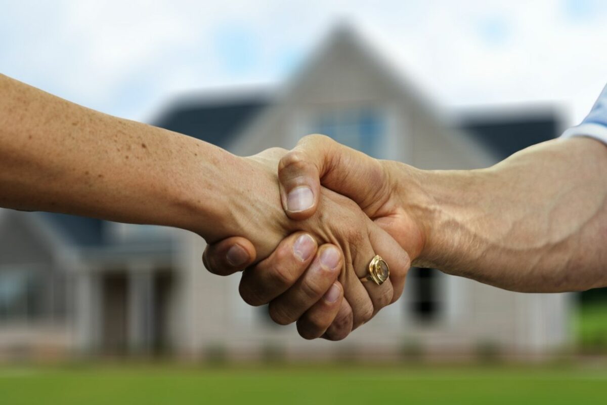 Nhân viên kinh doanh bất động sản đóng vai trò trung gian giữa người mua và bán